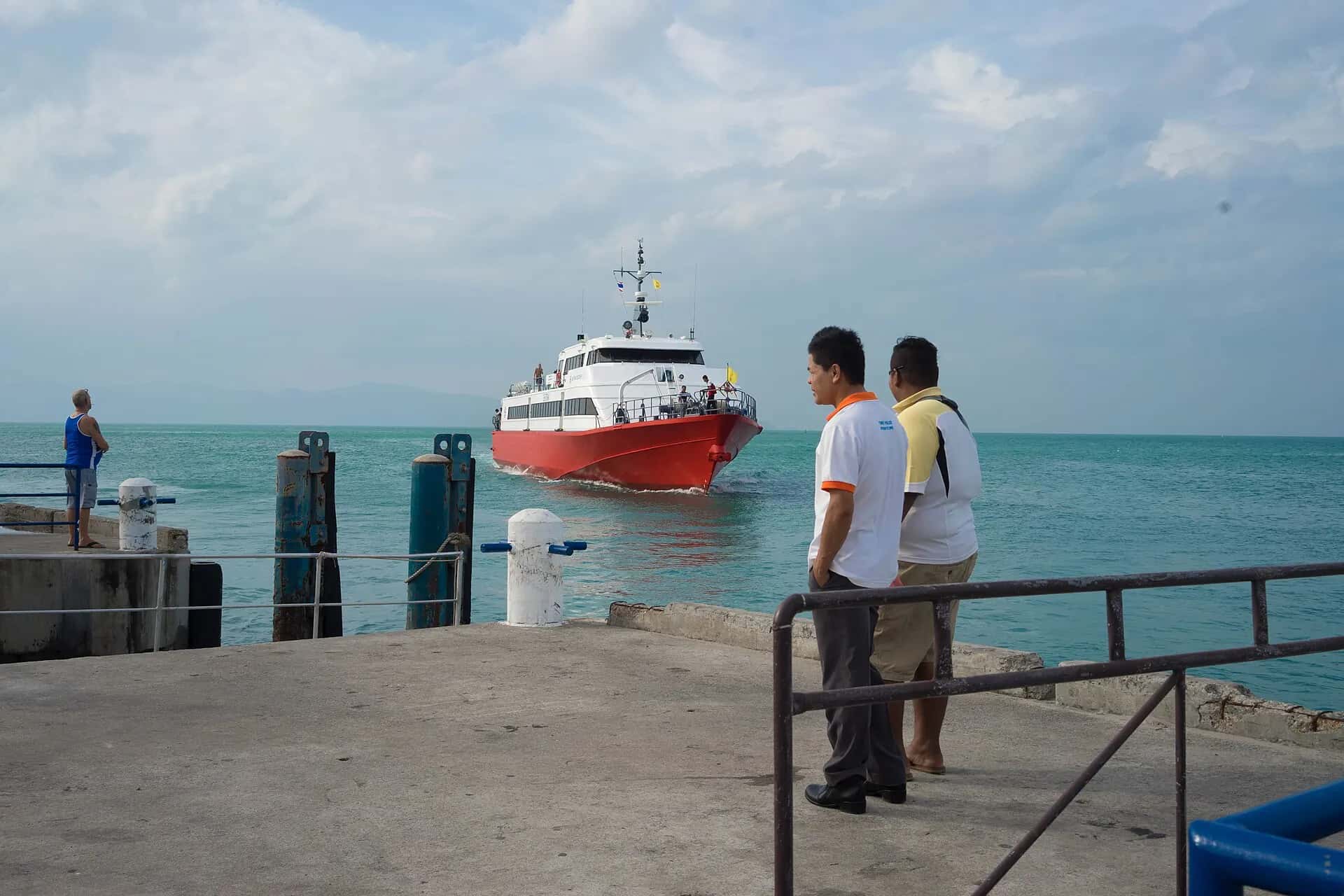 A red-and-white high-speed ferry arriving at Thong Sala pier
